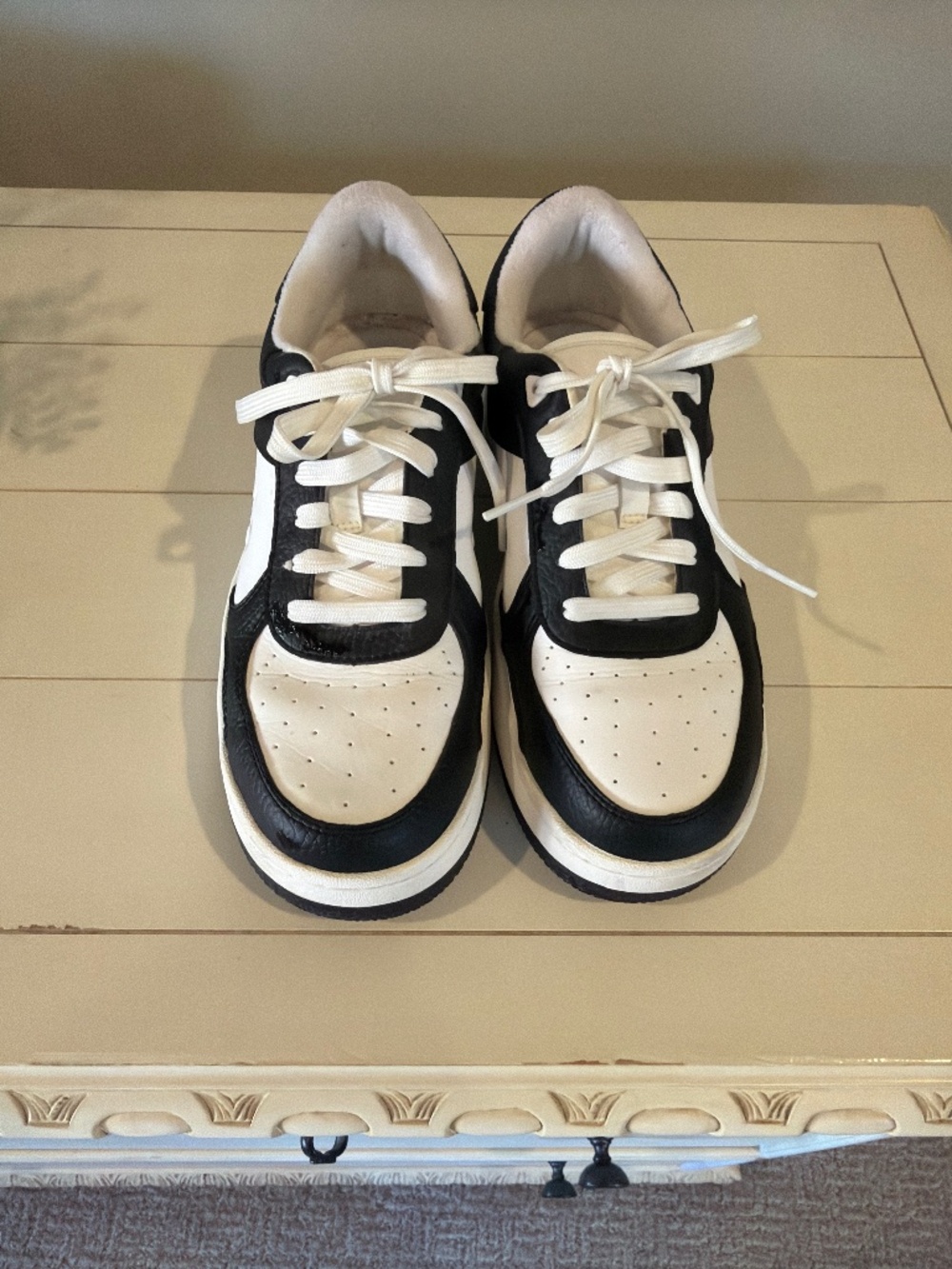 ALO Classic Black/White Shoe Size 8